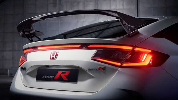 Närbild på Honda Civic Type R med aerodynamisk spoiler.