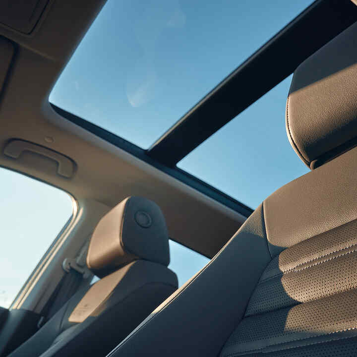 Närbild på Honda CR-V Hybrid-panoramataket.