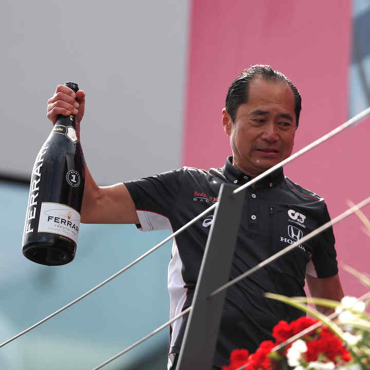 Toyoharu Tanabe håller en flaska champagne