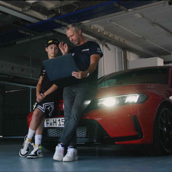 Tiago och Noah sitter på en Honda Type R med Hondas LogR-app