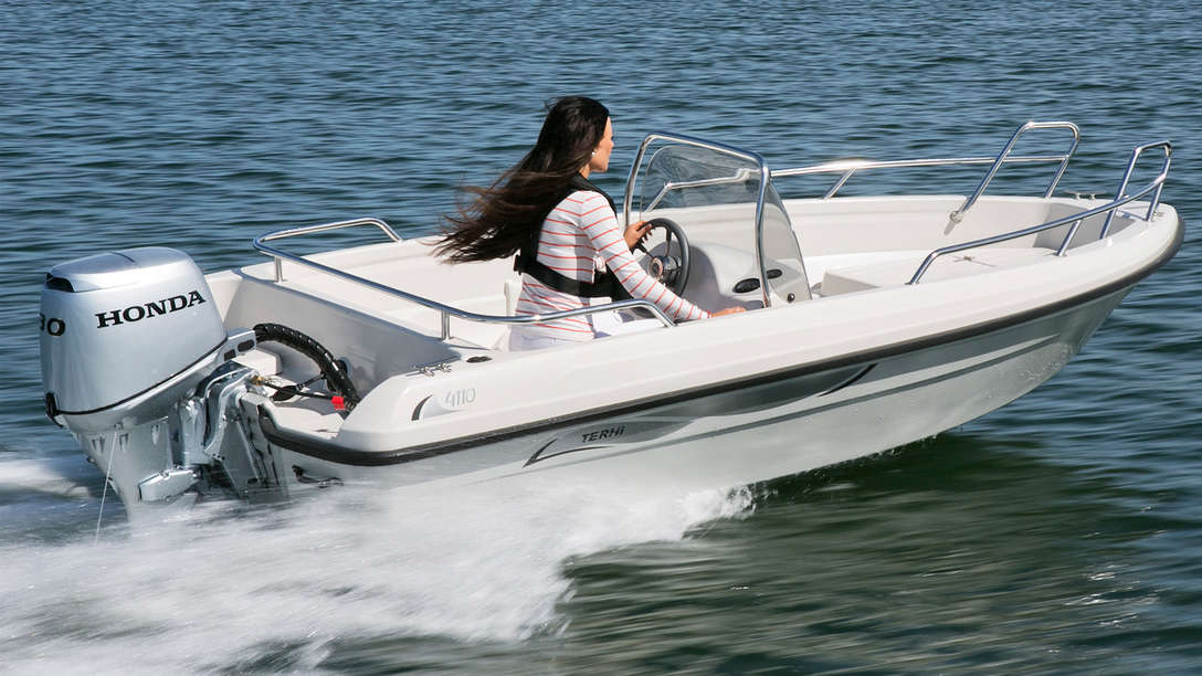 Båt med BF30-motor, använd av modell, kustmiljö.