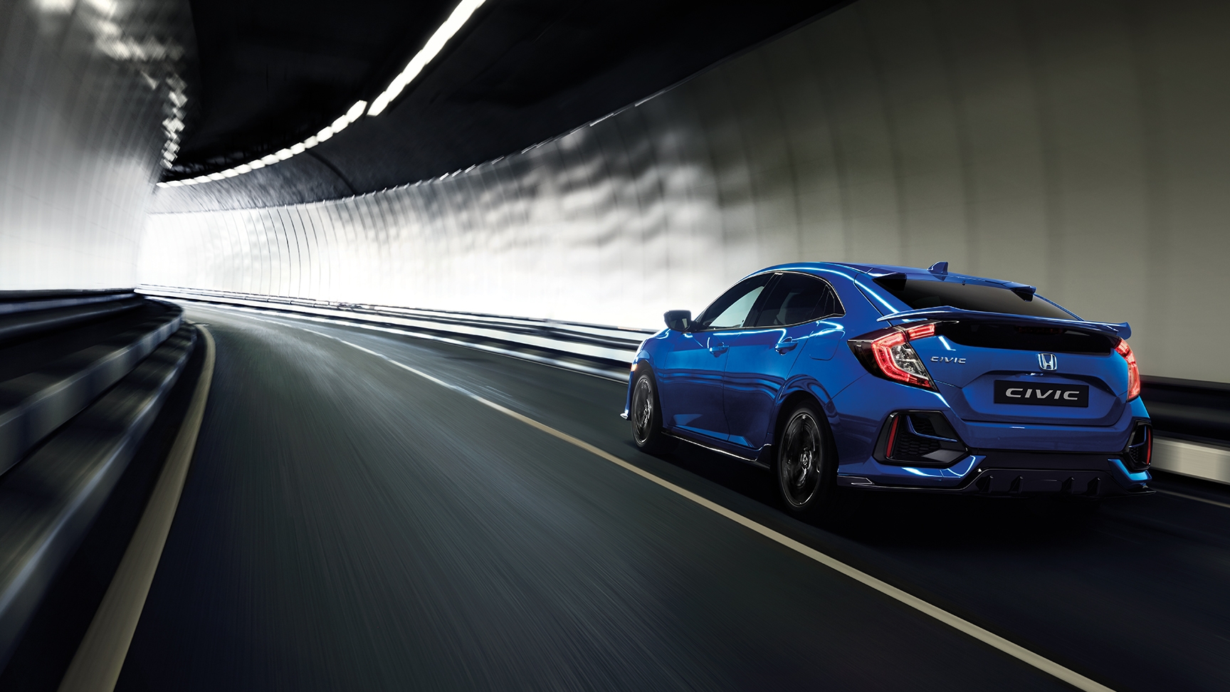 Trekvartsvy framifrån på Honda Civic under vägbro