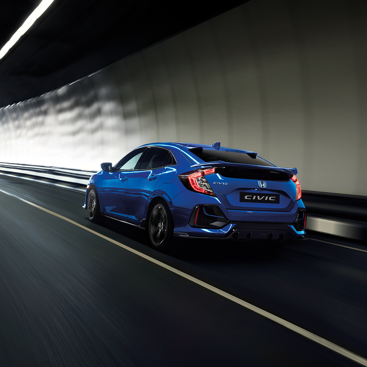 Trekvartsvy framifrån på Honda Civic under vägbro