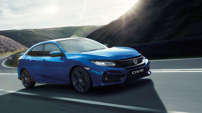 Trekvartsvy framifrån av Honda Civic i stadsmiljö.