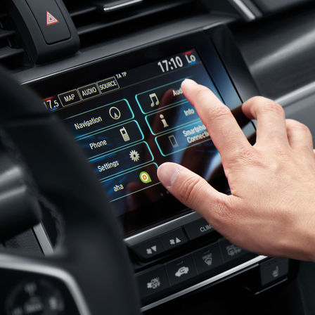 Närbild på infotainmentsystemet Honda CONNECT.
