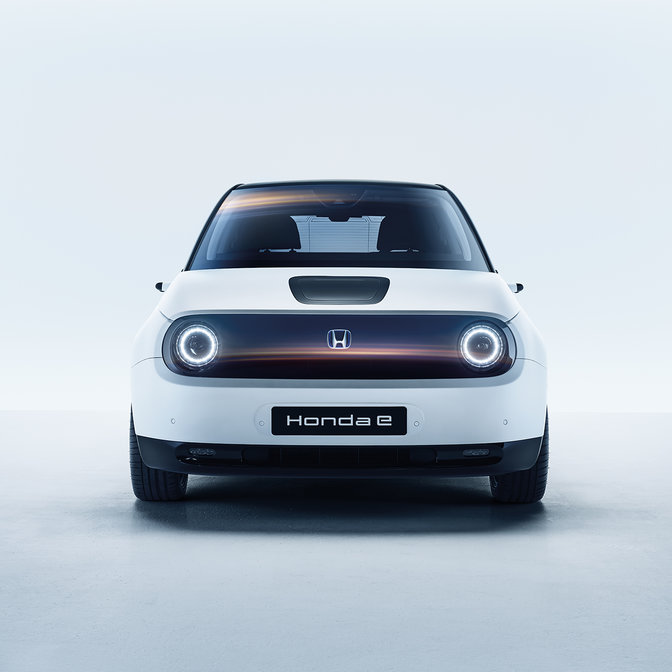 Vy framifrån av Honda-e i en studio