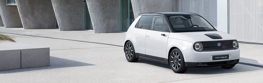 Honda e parkerad utanf&ouml;r en byggnad