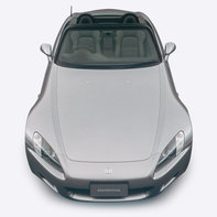Vy framifr&aring;n snett uppifr&aring;n av Honda S2000.