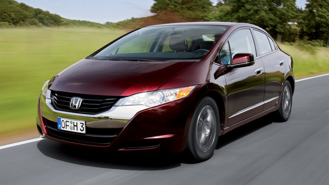 Trekvartsvy framifr&aring;n av Honda FCX Clarity.