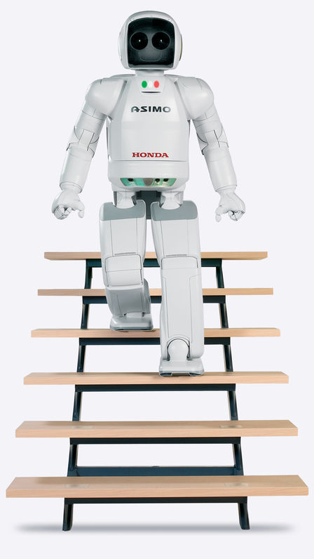 Asimo går nedför en trappa.