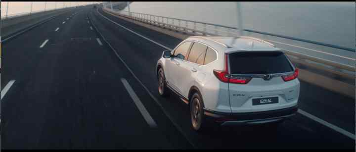 Vy snett bakifrån av Honda CR-V.