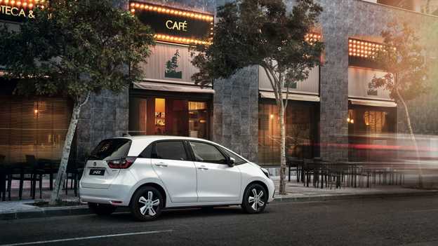 Vy bakifrån av en Honda Jazz Hybrid parkerad utanför ett kafé