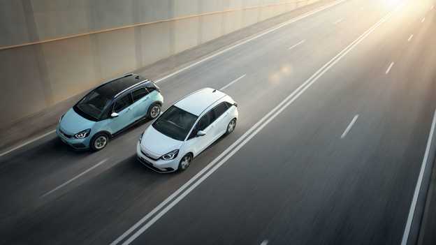 Honda Jazz och Hybrid Crosstar som kör sida vid sida