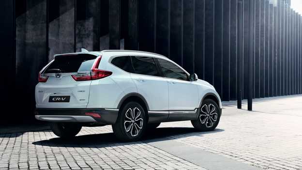 Vy bakifrån av Honda CR-V Hybrid parkerad i gatumiljö