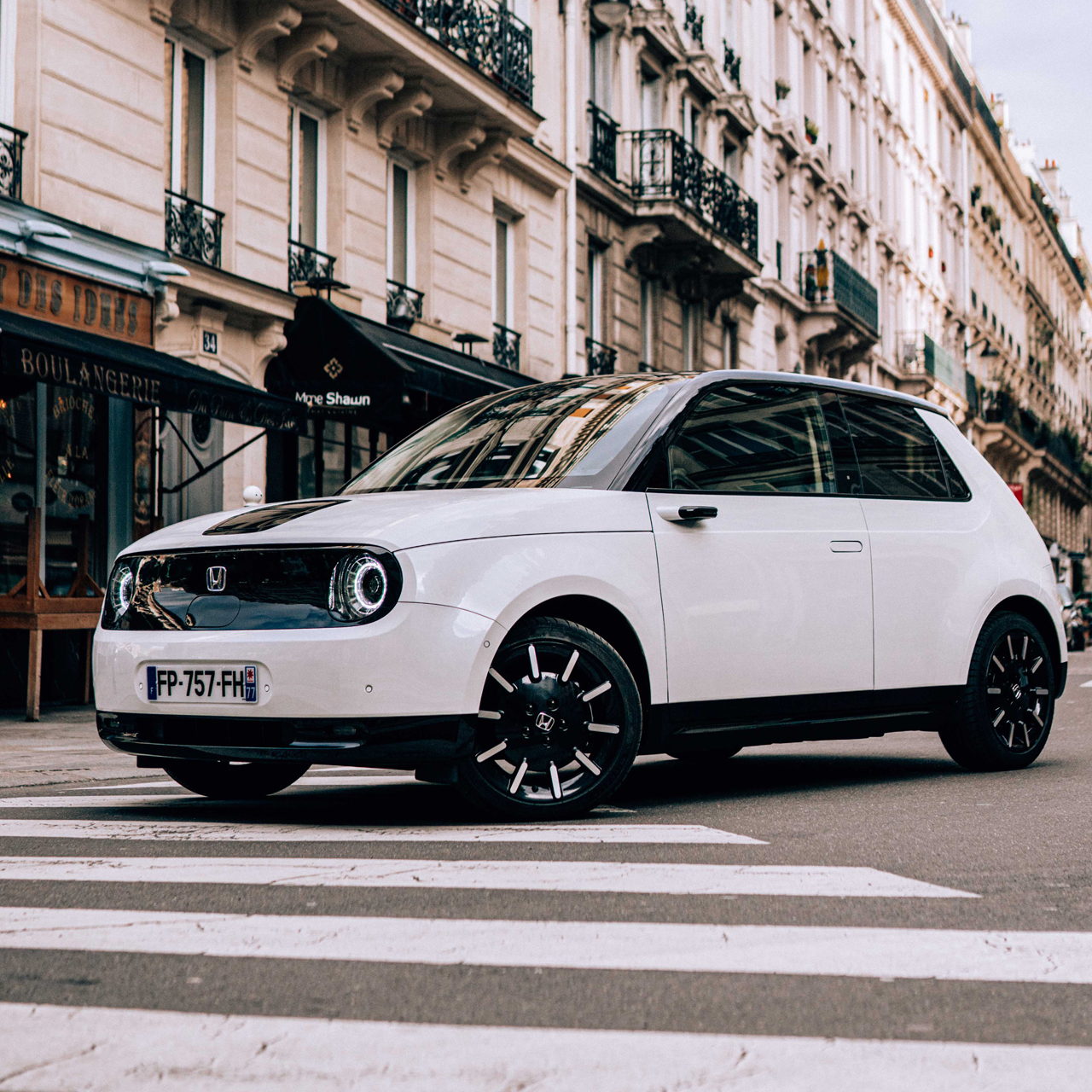 Vy snett framifrån av Honda e på gatan