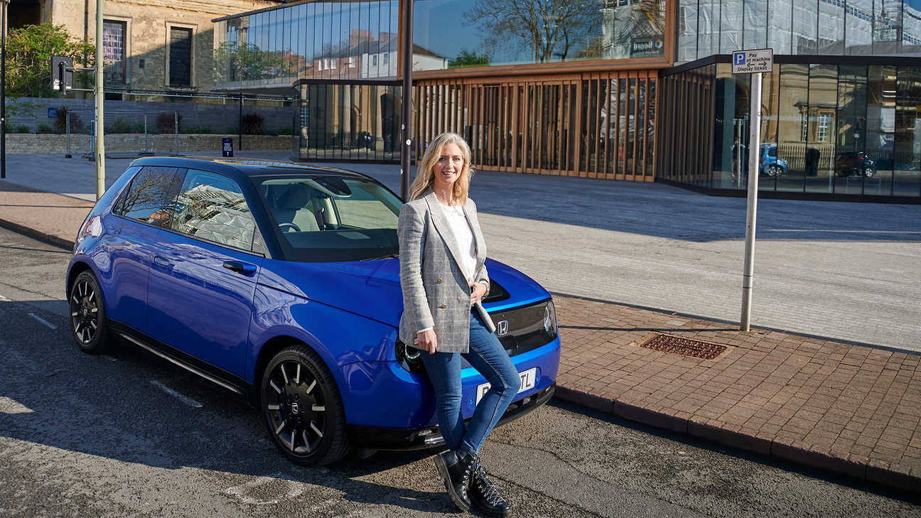 Den brittiska tv-programledaren Hayley McQueen tar Honda e på en tur i den inspirerande staden Oxford
