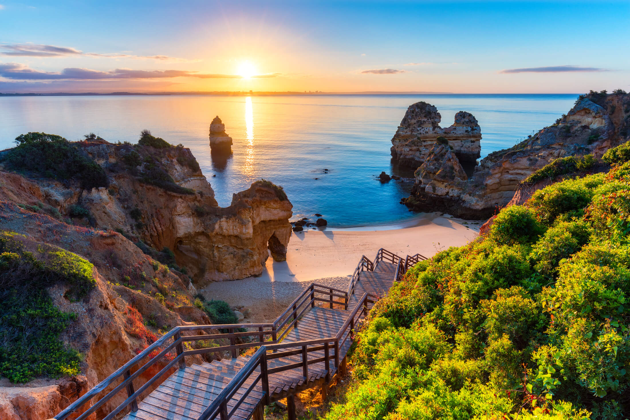 Trappor som leder ned till en dold strand på Algarvekusten i Portugal