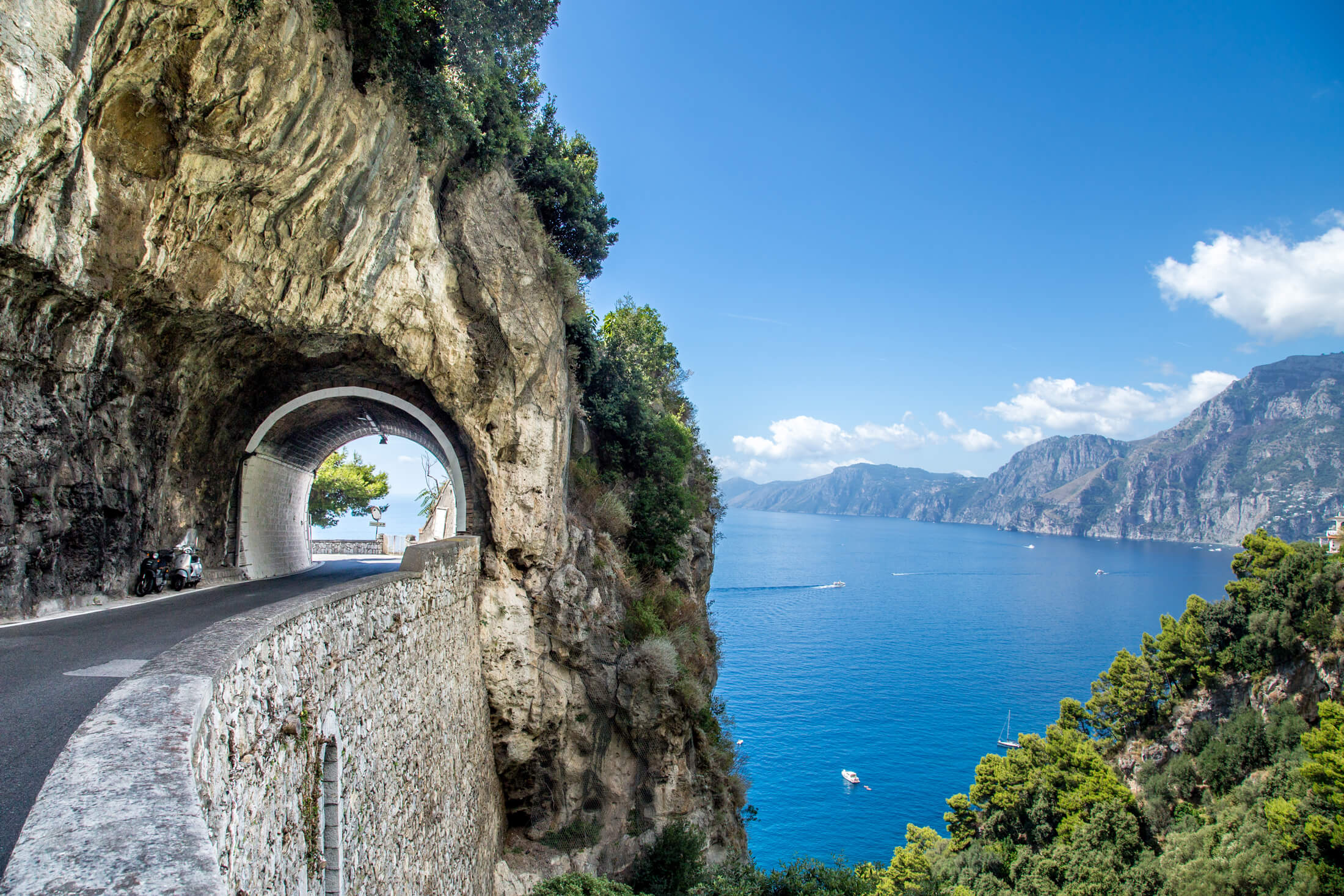 En väg genom klipporna på Amalfikusten i Italien