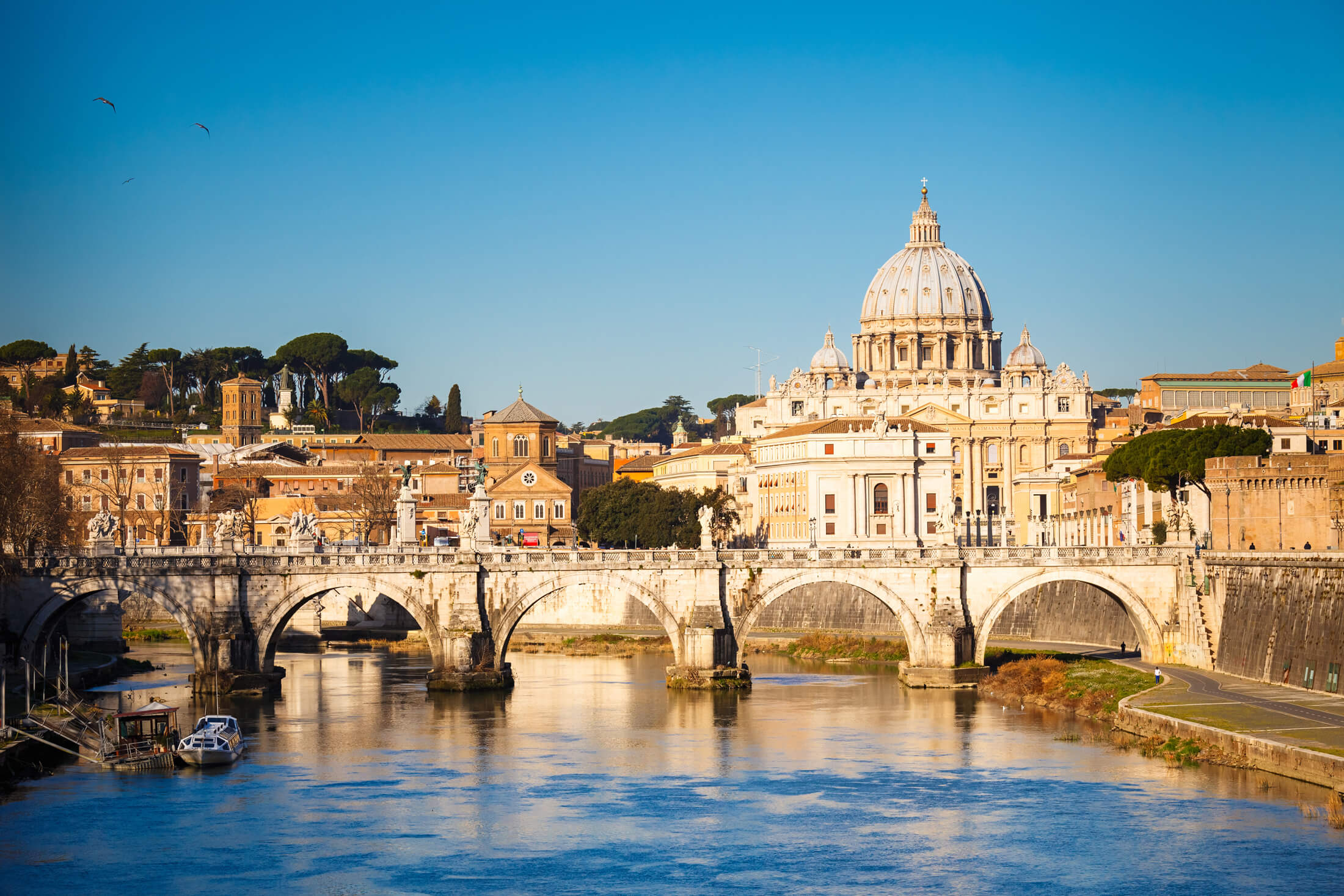 Vy uppåt floden Tiber mot Peterskyrkan i Rom, Italien
