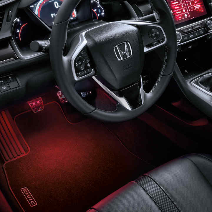Närbild på instrumentpanel och ratt i en Honda Civic 5-dörrars.