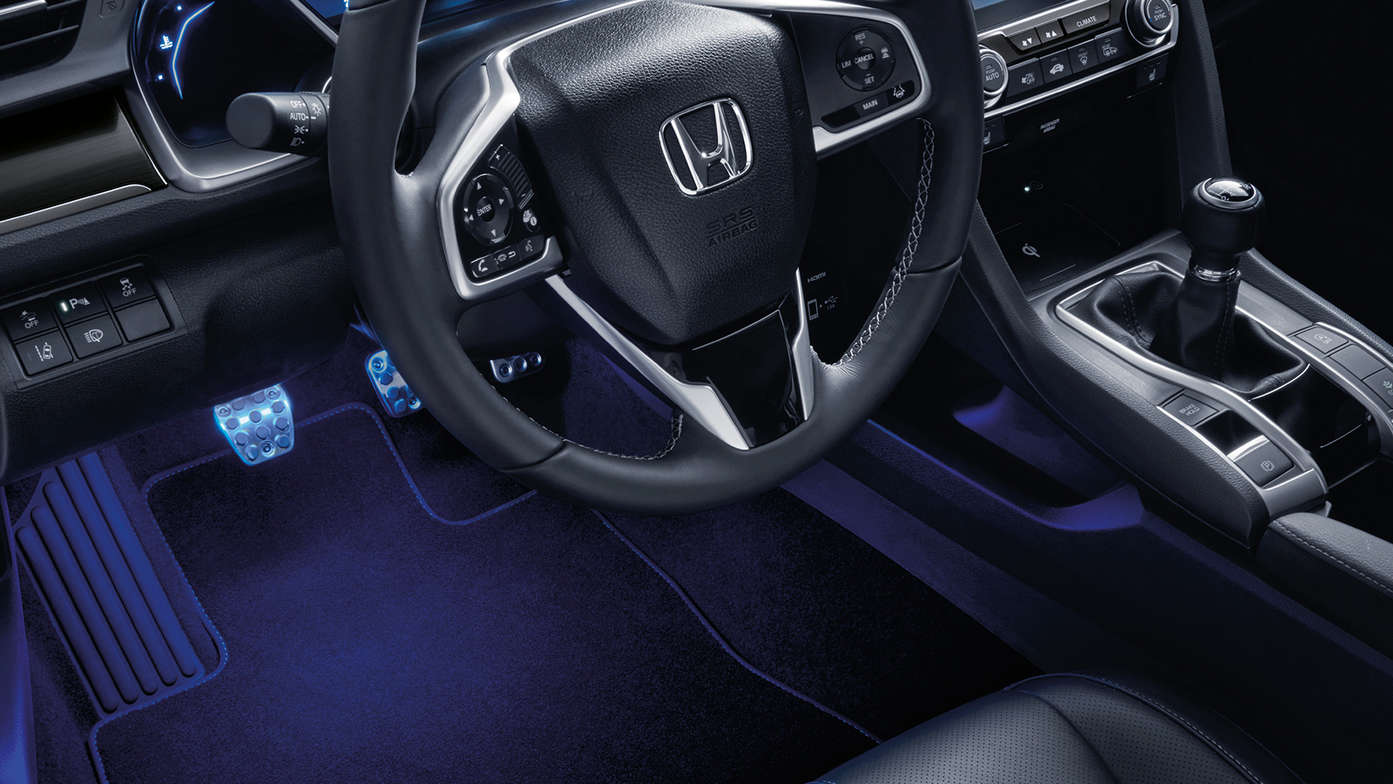 Vy framifrån på interiör med belysningspaket i en Honda Civic 5-dörrars.