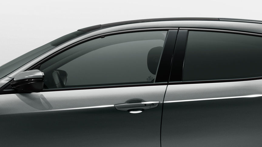 Närbild på fram- och bakruta från vänster sida på en Honda Civic 5-dörrars.