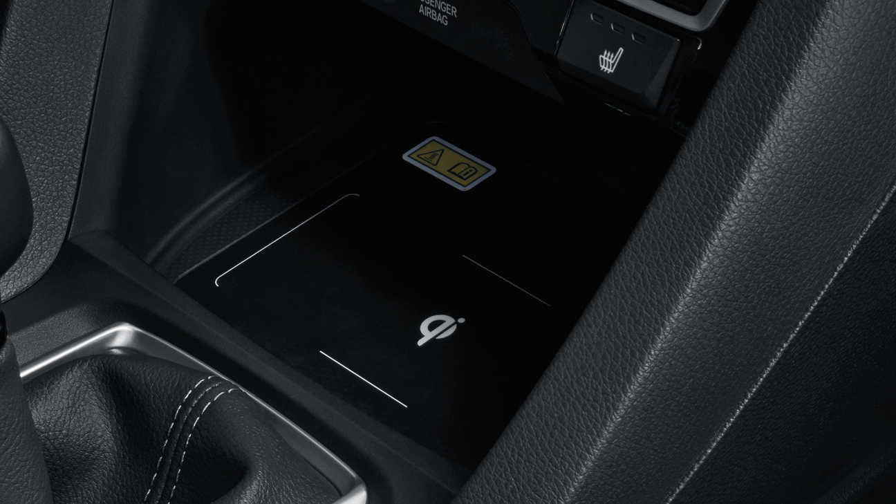 Invändig bild av trådlös laddare i en Honda Civic 5-dörrars.