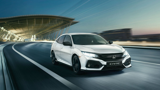 Bild snett framifrån av Honda Civic Dynamic i stadsmiljö.