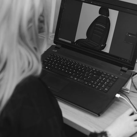 N&auml;rbild p&aring; l&auml;ders&auml;ten i en 5-d&ouml;rrars Civic p&aring; en b&auml;rbar dator.