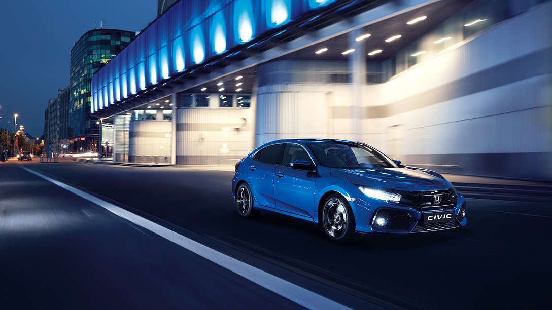 Bild snett framifrån av Honda Civic. Stadsmiljö.