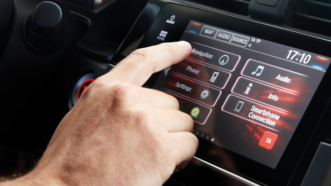 Närbild av infotainmentsystemet Honda CONNECT med Garmin Navigation.
