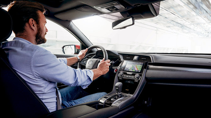Interiörbild av Honda Civic med styrsystem med dubbla drev.