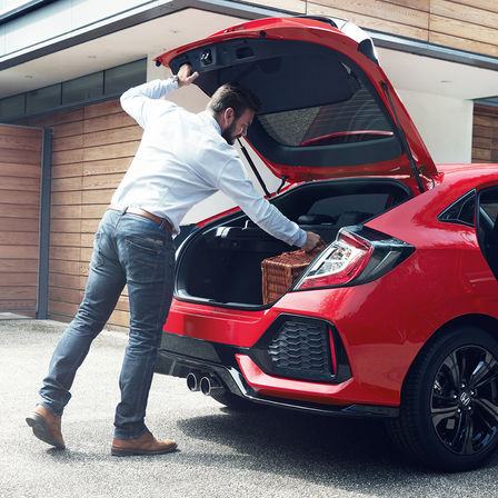Trekvartsvy bakifrån på Honda Civic – bagageutrymmet.