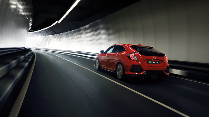 Trekvartsvy bakifrån på Honda Civic som kör genom en tunnel.