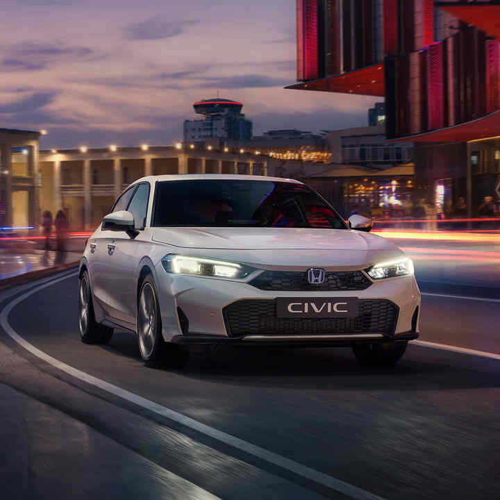 Civic Hybrid i staden, på vägen, i gryningen