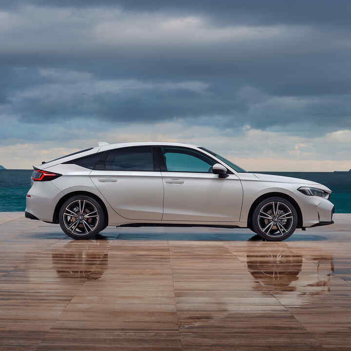 Sidobild av en Civic Hybrid intill ett hav