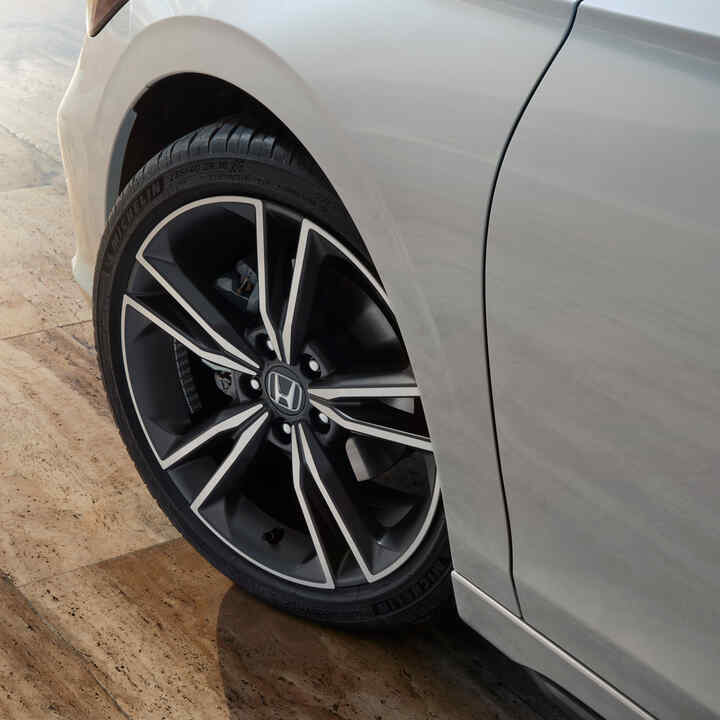 Närbild av Civic Hybrids lättmetallfälg. 