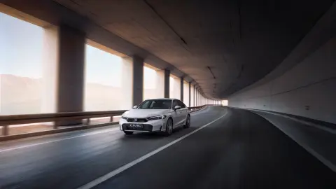 Civic Hybrid-bil som kör på en gata.