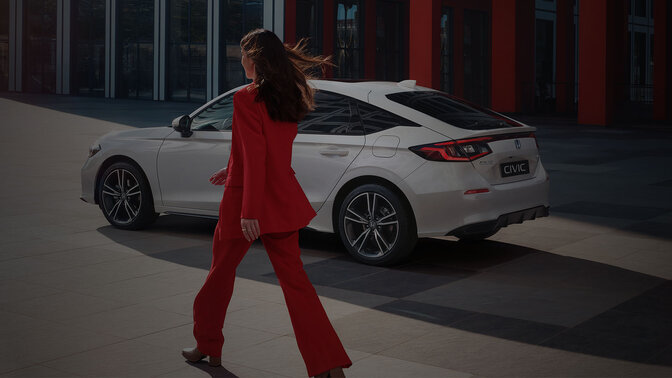 Kvinna som går fram till en Civic Hybrid