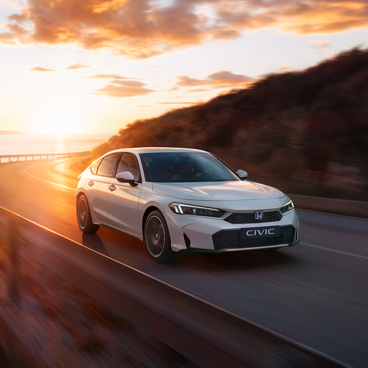 Honda Civic Hybrid kör på motorväg.