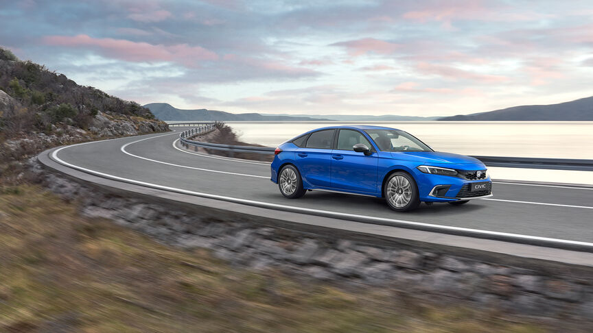 CR-V Hybrid exteri&ouml;r, vy framifr&aring;n, p&aring; v&auml;g.