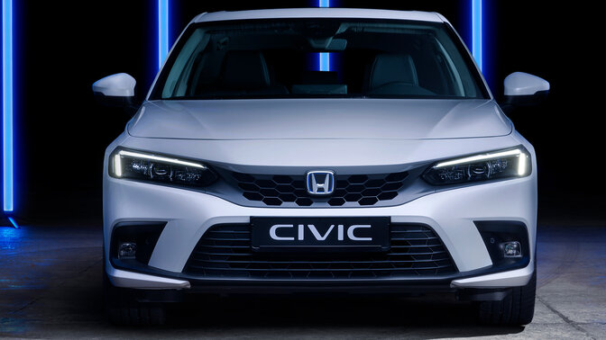 Närbild av Honda Civic e:HEV-emblemet baktill på bilen.