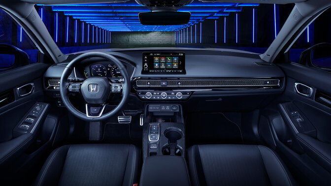 Närbild av instrumentpanelen i Honda Civic e:HEV.
