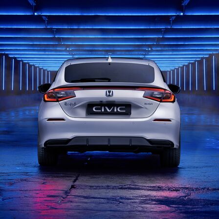 Vy bakifrån av Honda Civic e:HEV halvkombi.