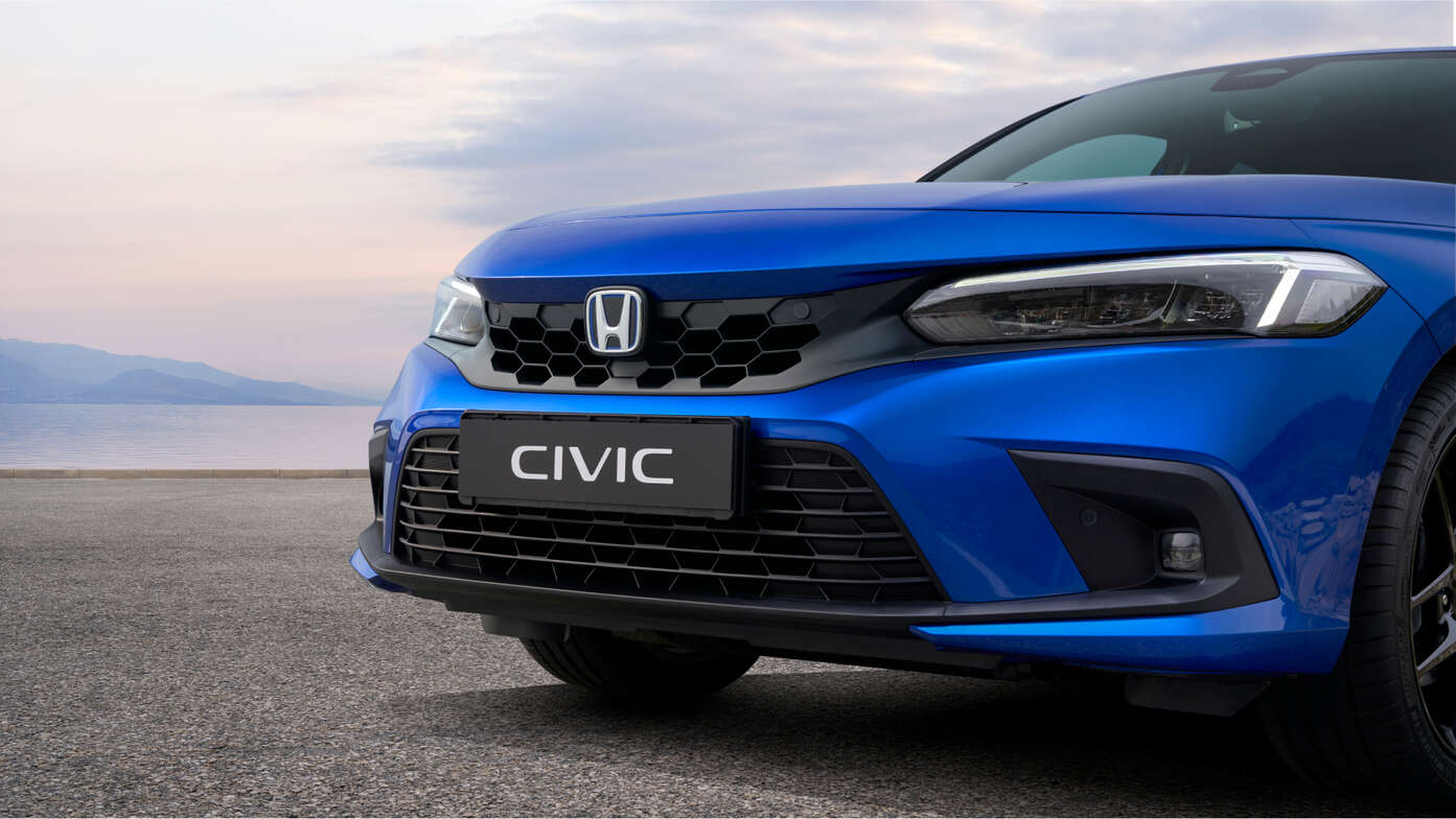 Närbild av den främre stötfångaren på Honda Civic e:HEV.