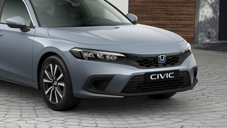 Närbild av de främre parkeringsgivarna på Honda Civic e:HEV.