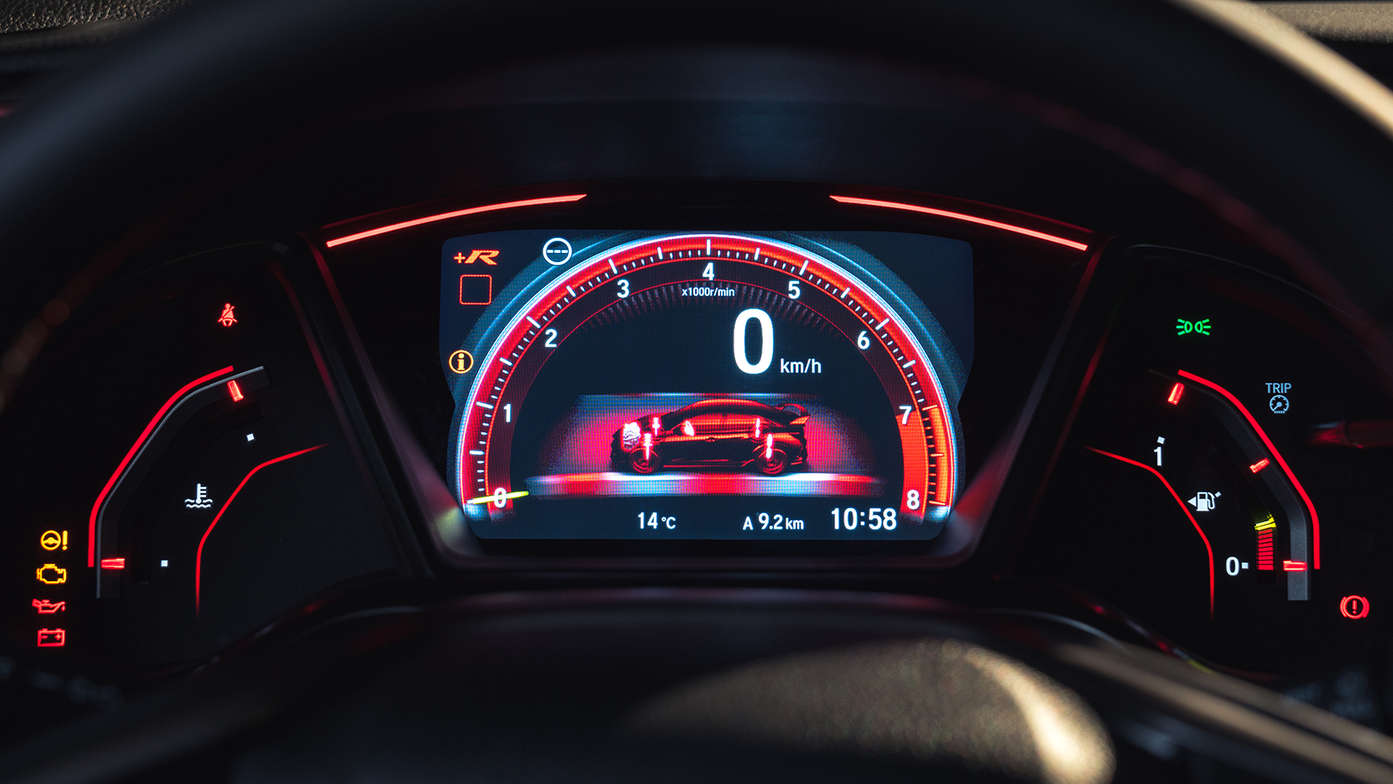 Närbild på mätare i Honda Civic Type R i +R-läge.