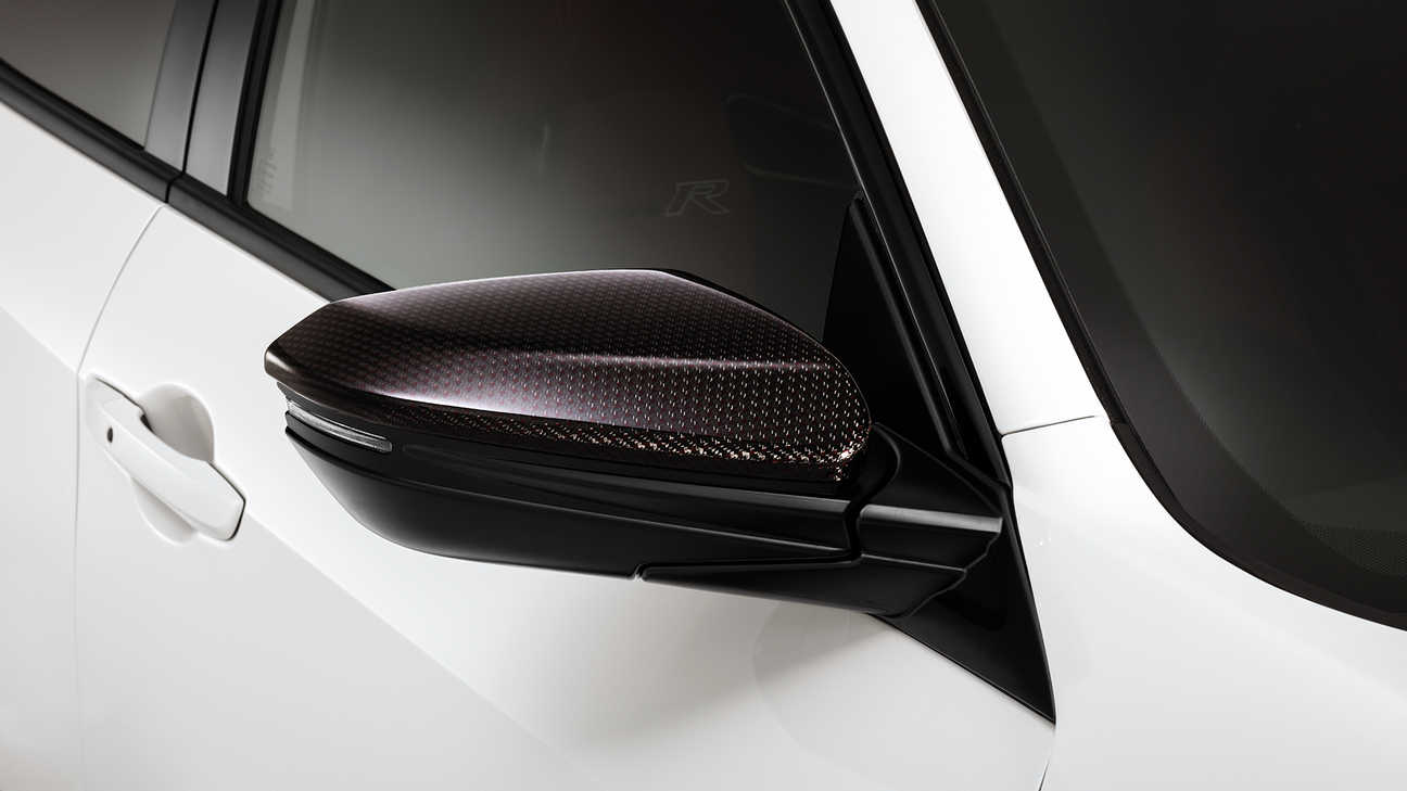 Närbild på Honda Civic Type R med spegelkåpor i kolfiber.