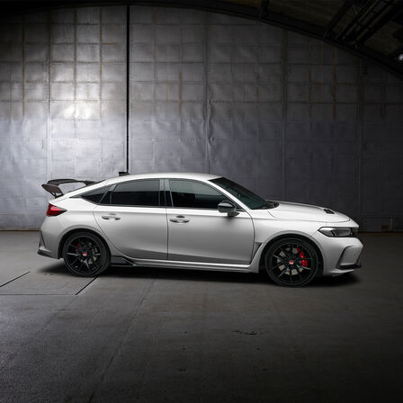 Honda Type R sedd från sidan, parkerad i ett garage.