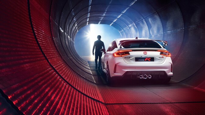 Bild snett bakifrån av Honda Civic Type R parkerad i en tunnel.